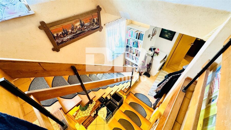 Charmantes Raumwunder in Birkenfelde: Historisches Fachwerk trifft auf solide Moderne - OG Treppenhaus